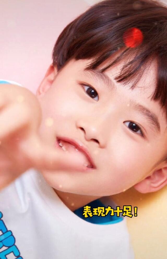 易烊千玺8岁弟弟曝光!登杂志封面表现力十足,被赞比哥哥还帅气