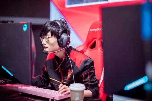 小天只是fpx洗白doinb工具人发完感动视频后又坐回板凳了