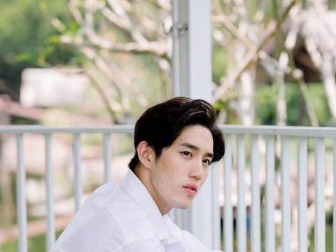 泰星bk当选泰国kcl最年轻的视帝,为pp代领最受欢迎男演员奖项