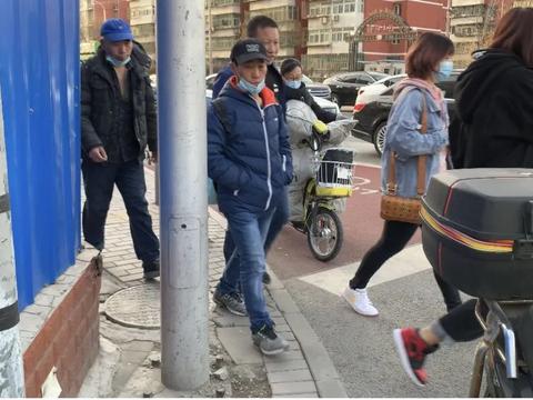 北京田村地铁站d口外围挡两年多未拆周边居民感觉很困惑