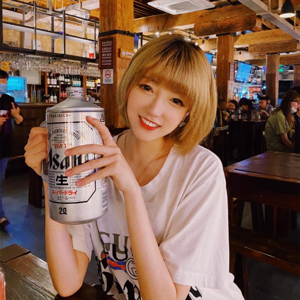 熟悉咬米的网友确实都会赞叹其确实貌美,身材高挑不