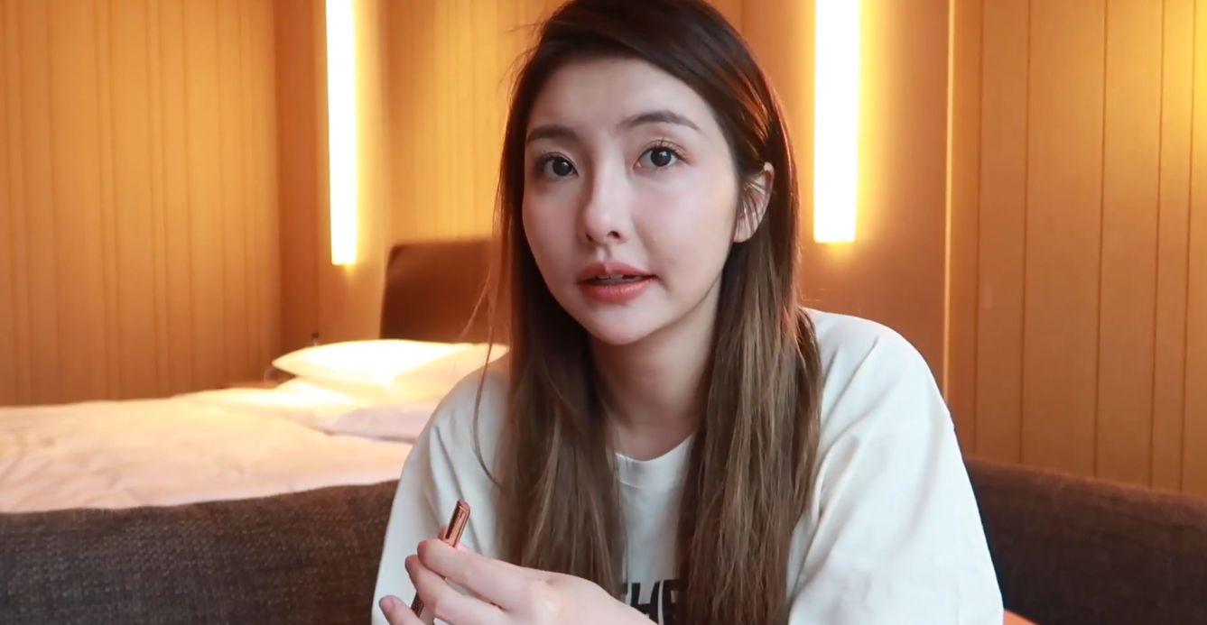 26岁豆得儿近照怼脸拍,皮肤状态欠佳,身边零食外卖一大堆