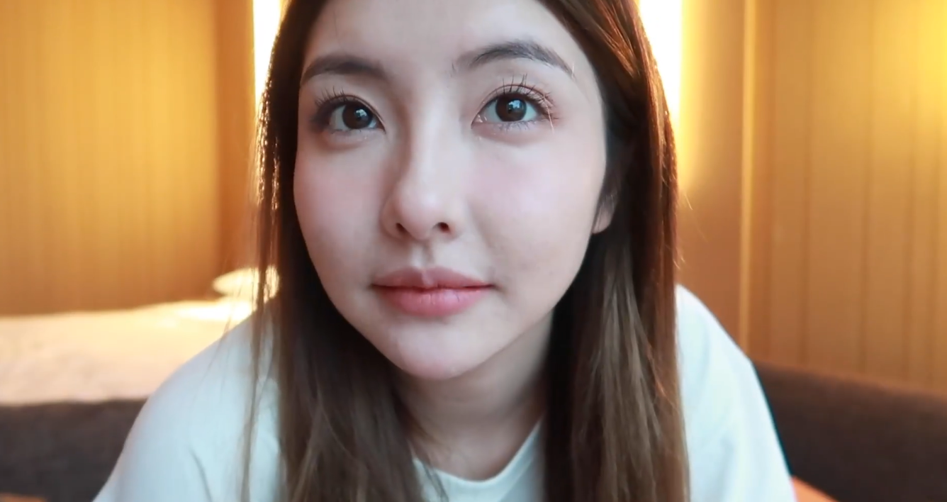 26岁豆得儿近照怼脸拍,皮肤状态欠佳,身边零食外卖一大堆