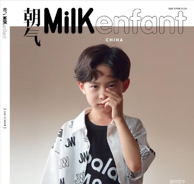 易烊千玺8岁弟弟第一张照片画雀斑妆梳油头似少爷嘴巴像哥哥