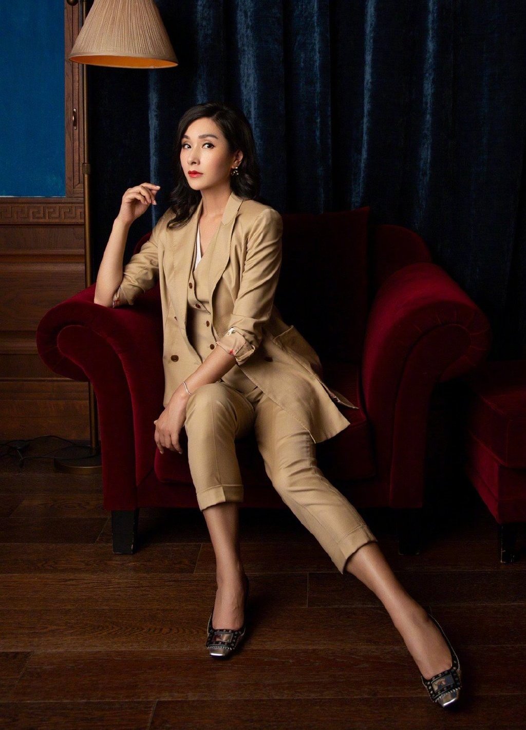 杨恭如的饱满身材真馋眼穿蓝色v领礼服高级时髦气场全开