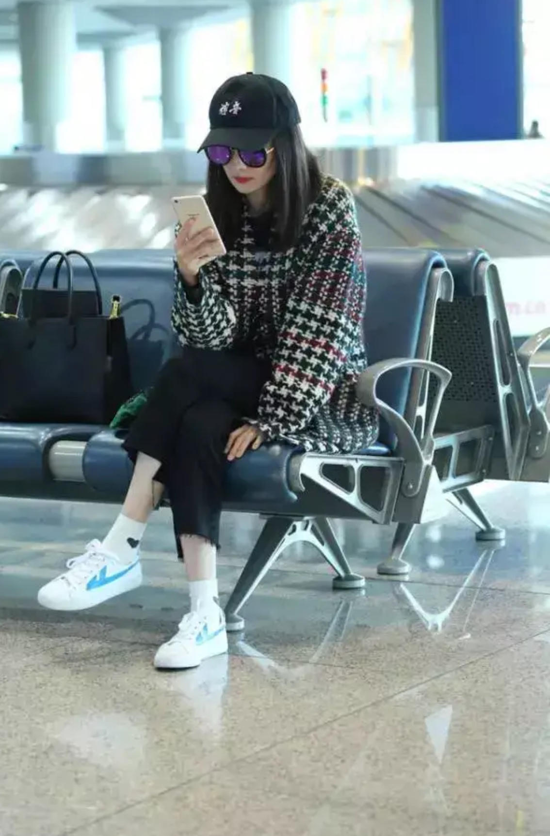 杨幂把回力带火了一身黑白穿搭好时髦69元帆布鞋穿出大牌感