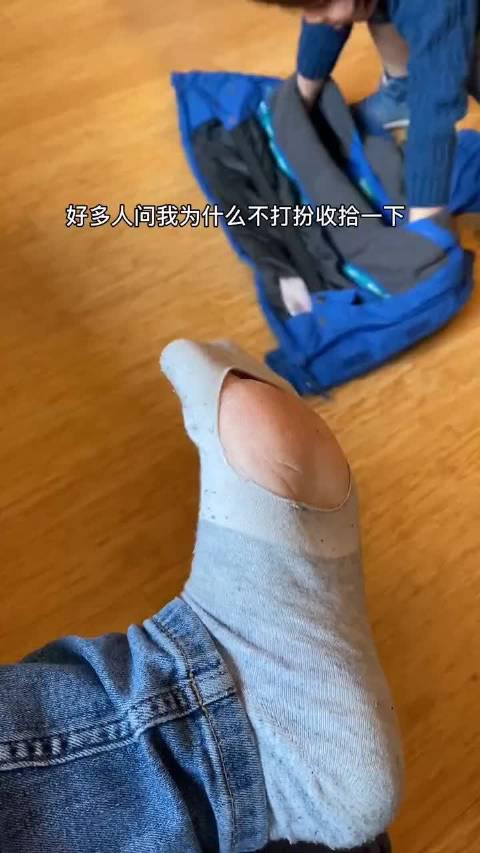 大过年的才发现袜子破成这样,我老公说我俩都不是一般人