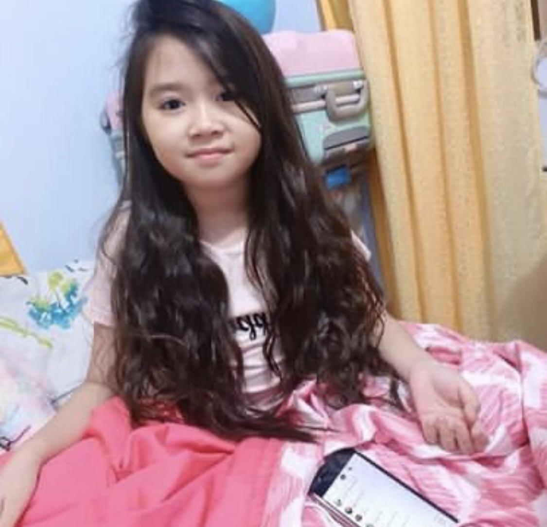 认迪拜土豪粉丝做干爹韩国网红12岁了可爱不再脂粉气上身