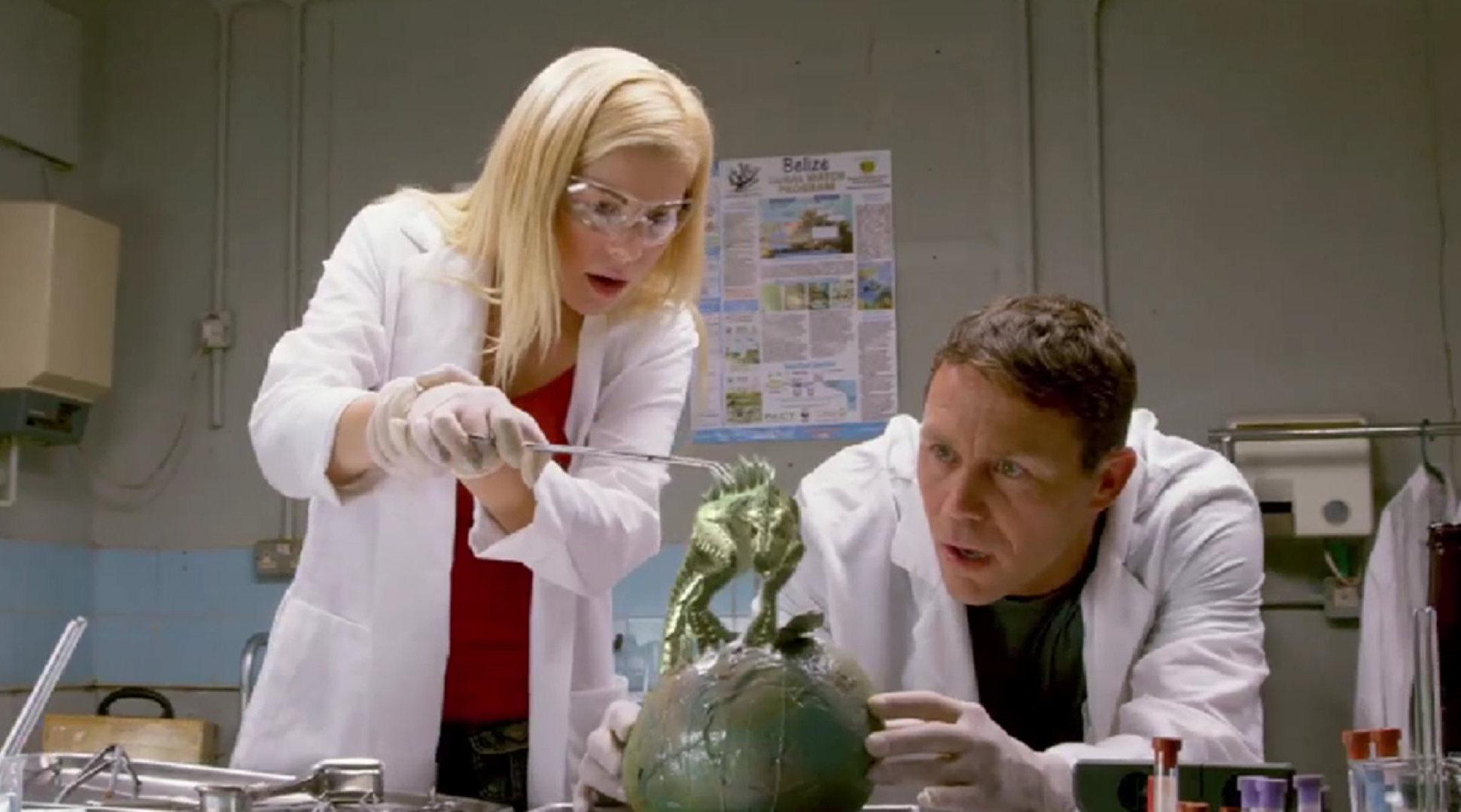 科幻片《恐龙侵袭》男子捡到一个蛋