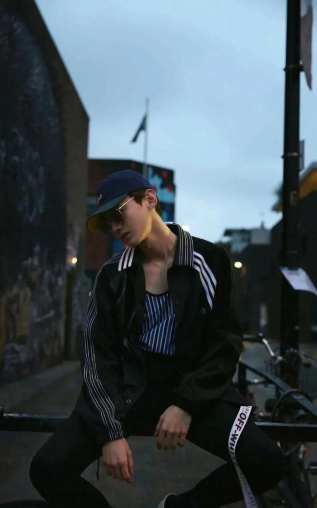 城池营垒—白敬亭来啦：愚人节发圈文案休闲区蓝鸢梦想 - Www.slyday.coM