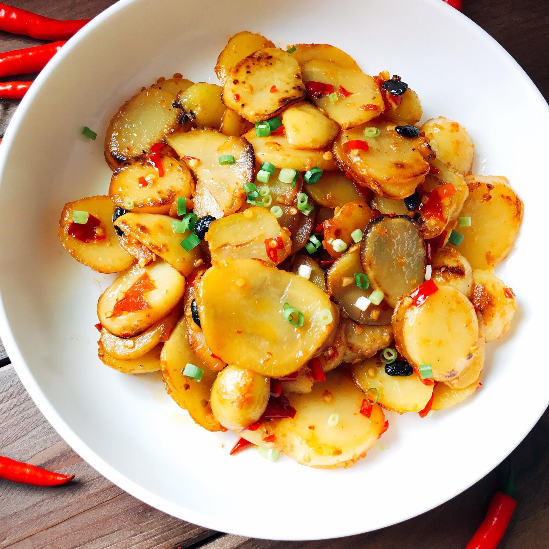 学会这么做酱香土豆片营养好吃又美味解馋待客也很有面子