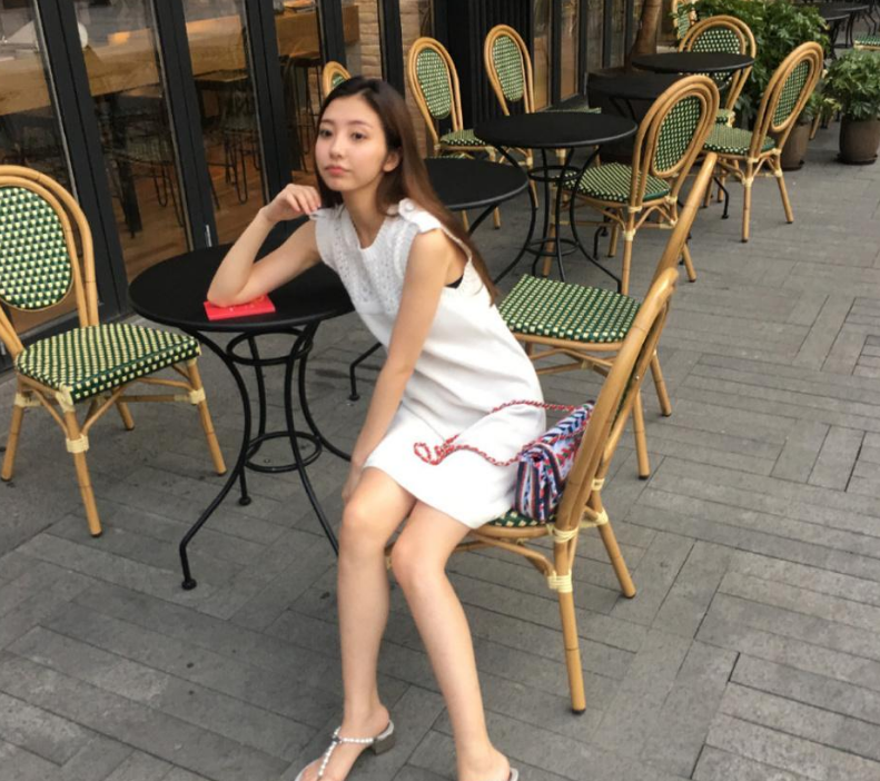 26岁豆得儿近照怼脸拍,皮肤状态欠佳,身边零食外卖一大堆