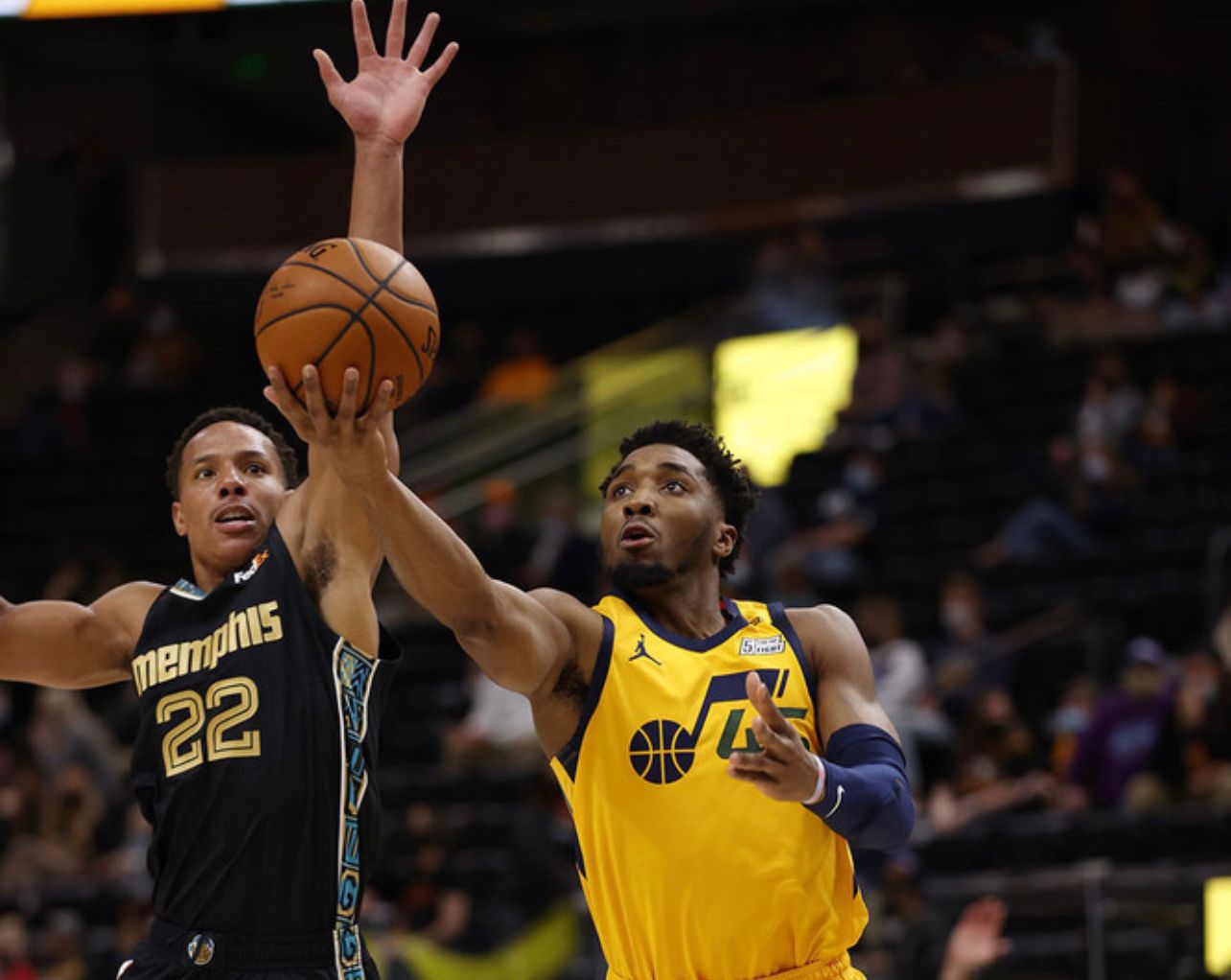 差点团灭!爵士队包机撞鸟导致引擎故障被迫返航,球星发推报平安