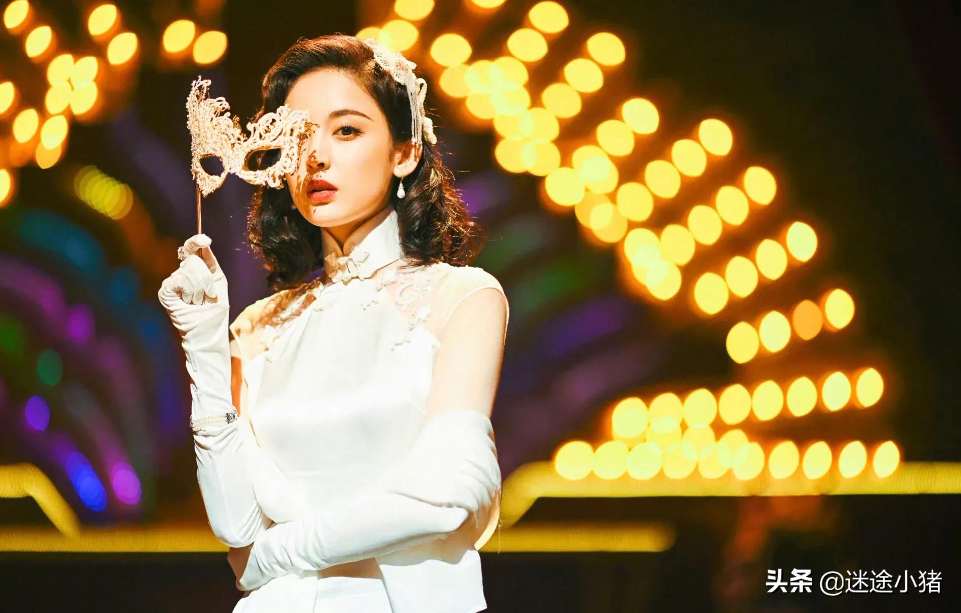 古力娜扎一袭精致的旗袍,手拿面具魅惑十足,优雅而又性感!