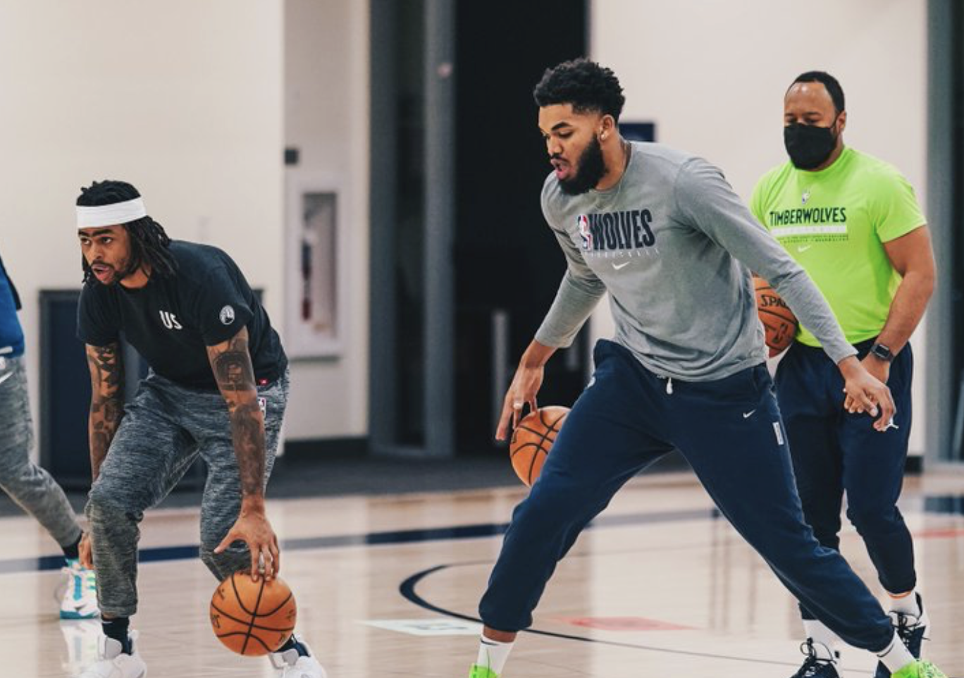 哥俩好森林狼官方晒唐斯拉塞尔训练照与球迷分享