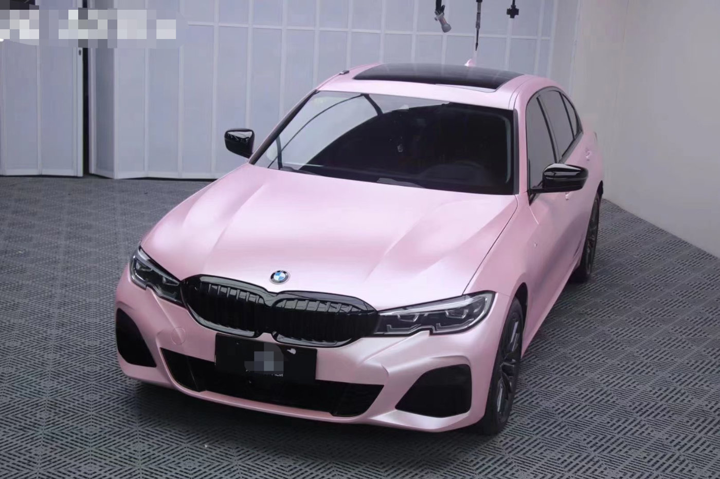 宝马330li改色电光樱花粉 这个颜色春季最治愈