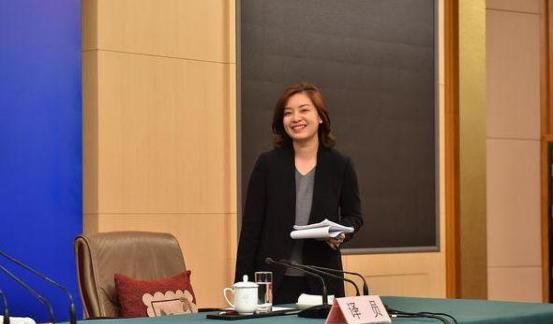 最美翻译官张京老公罕见亮相,身份不简单,难怪一直不愿公开|张京|英语|保送_新浪新闻