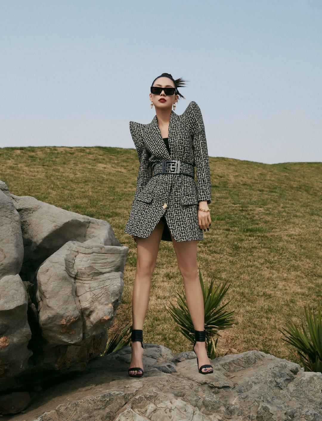 王霏霏fei  67垫肩小西装配上绑带高跟鞋,尽显腰身曲线和修长美腿