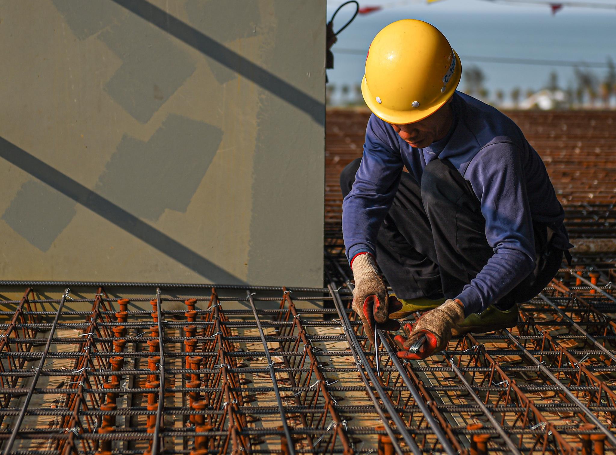 3月31日,工人在江东国际能源中心项目工地施工.