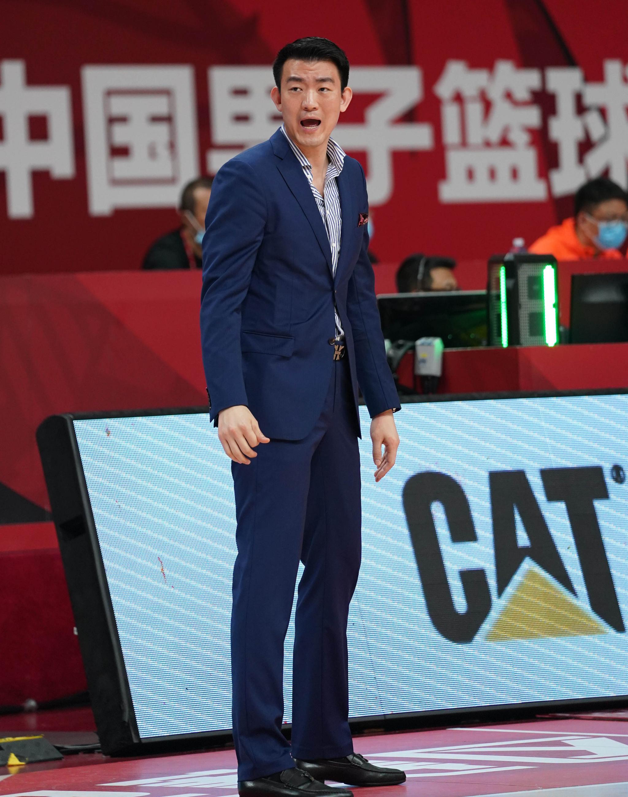 3月31日,浙江广厦控股队主教练王博在比赛中指挥.