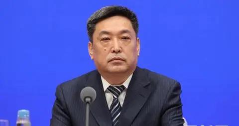 教育部回应随迁子女上学难:继续推动入学降门槛 扩大城镇学位供给