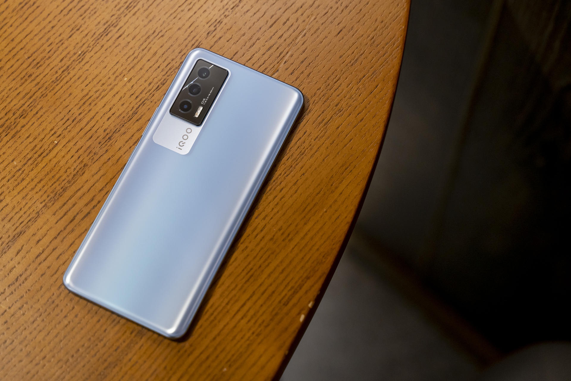 iqoo neo5图赏:2499价位段的"西装暴徒"