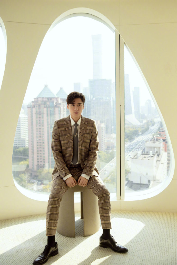 李易峰 白色衬衣搭配复古格纹西装尽显优雅格调嘟嘴卖萌!