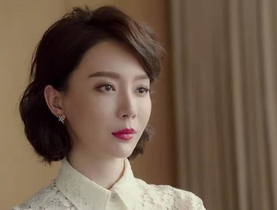 44岁陈数罕素颜露面头裹毛巾嘟嘴卖萌走路一摇一摆似大鹅