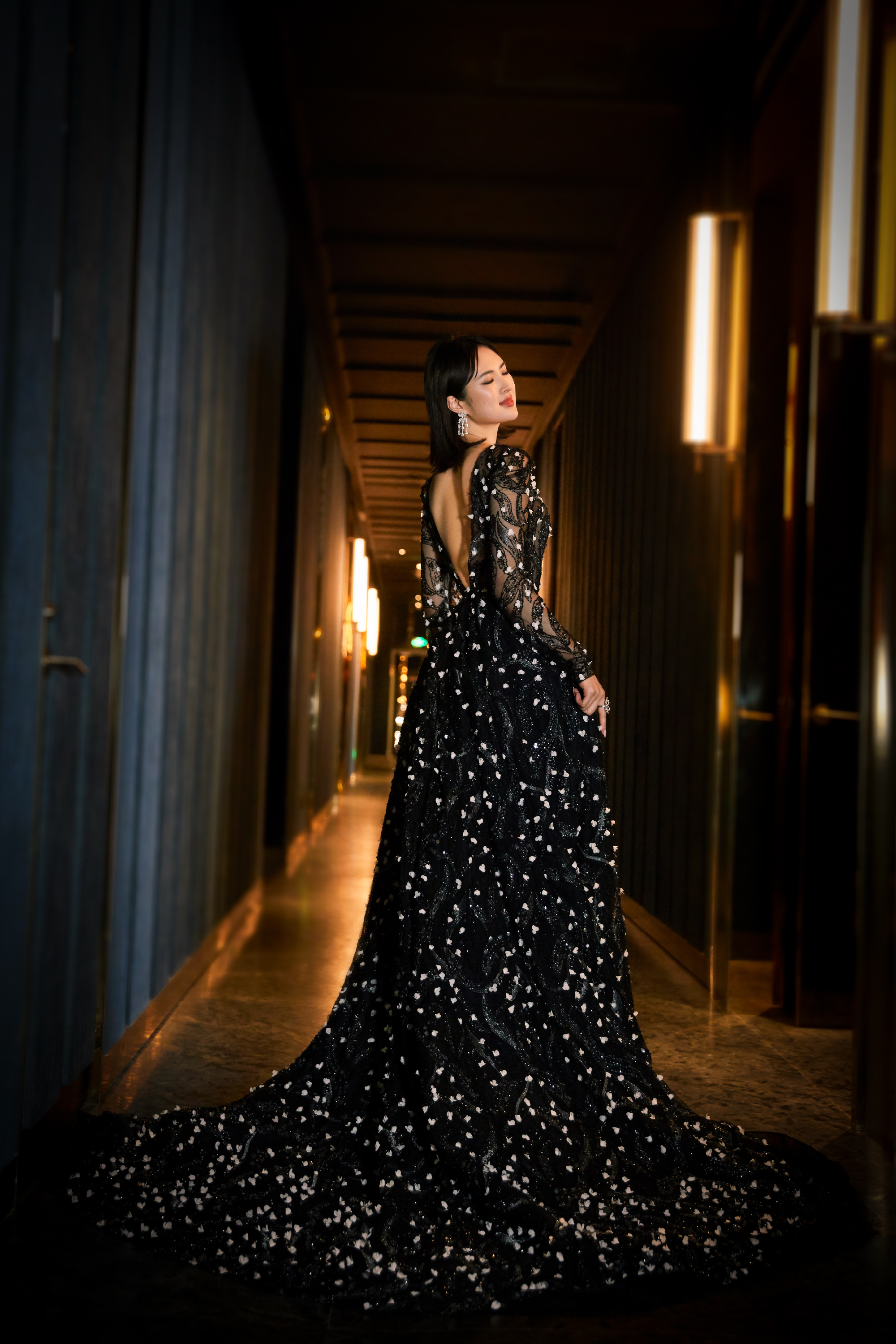 姚安娜红毯首秀"夭折",穿大牌礼服沦为背景板,苍蝇脚睫毛抢镜