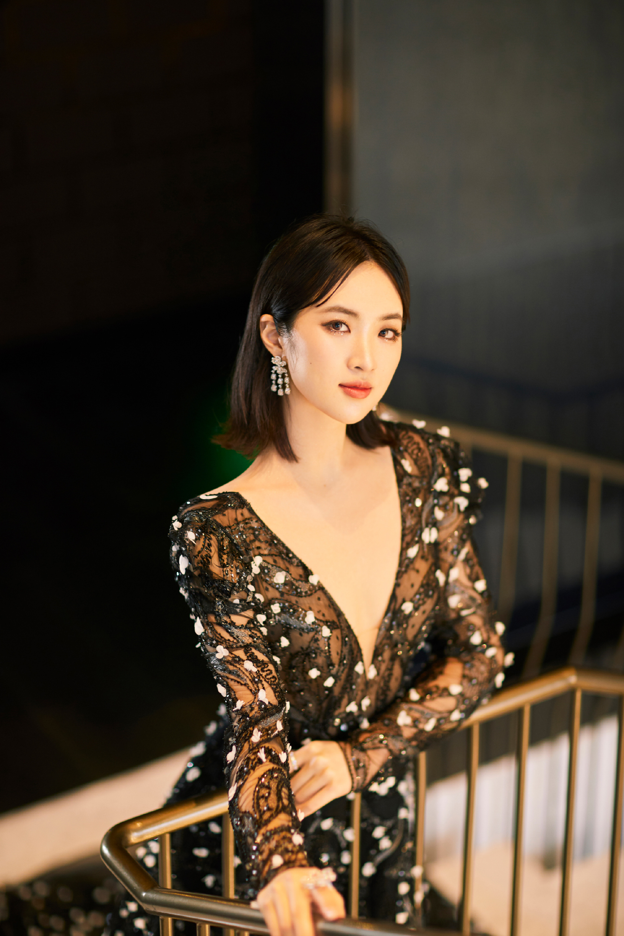 姚安娜红毯首秀"夭折",穿大牌礼服沦为背景板,苍蝇脚睫毛抢镜