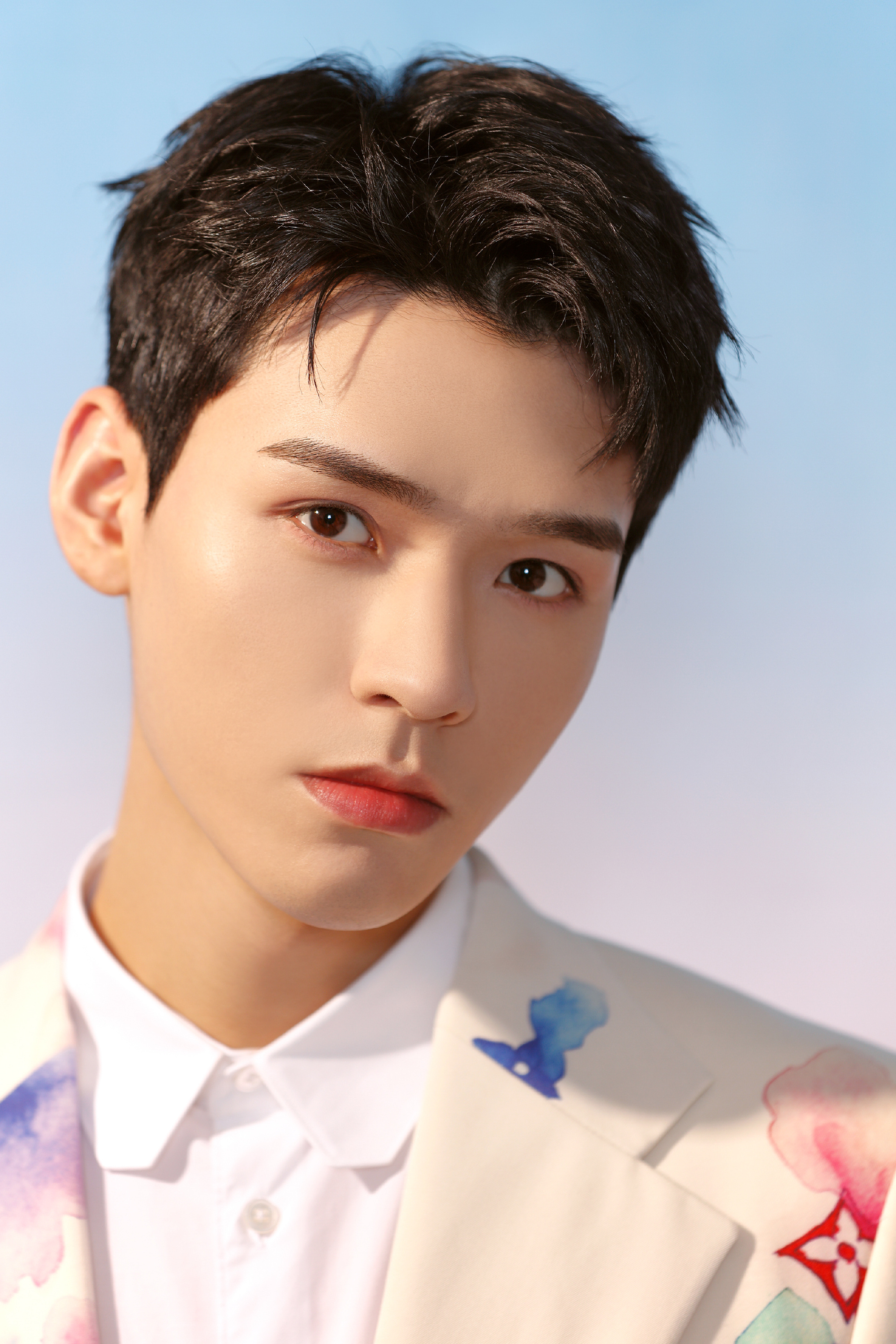 龚俊花孔雀造型走红毯果然是红气养人浓颜真的太好看