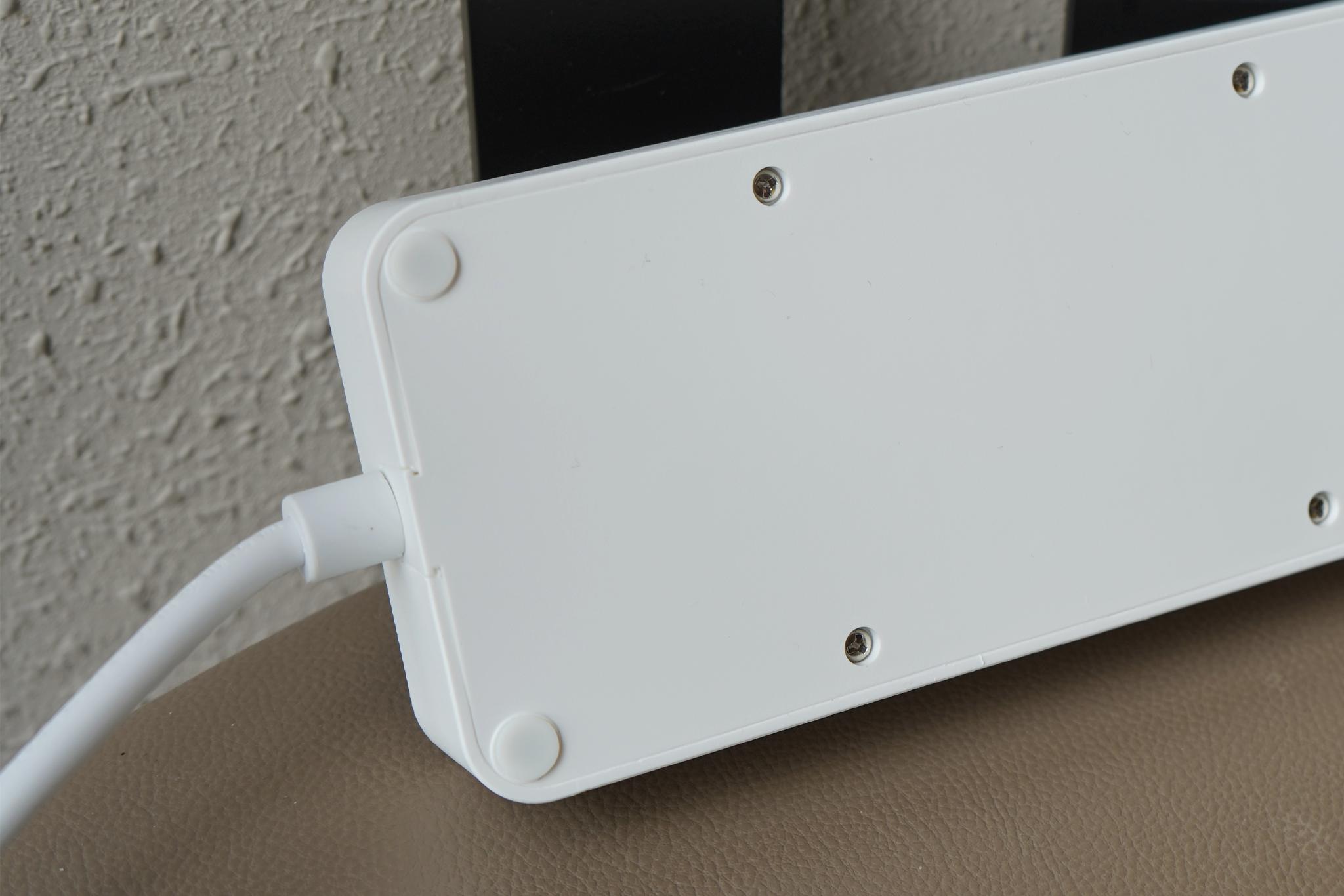 背面四周还非常贴心地设计了防滑脚垫,在光滑的地面上也不会随便跑来