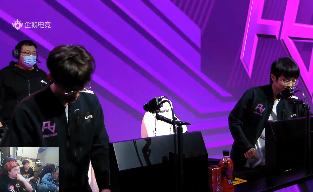 ig战败theshy神情凝重乐言偷着笑经典摇头庆祝胜利