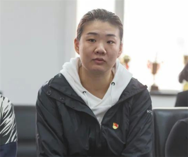 杨方旭禁赛期亮相了!还在讲女排精神,已老态尽显,称自身有不足