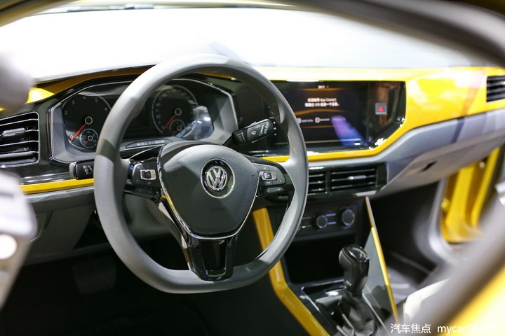 内饰方面2021款polo继续沿用了2019款的设计,内部拥有很多黄色的装饰