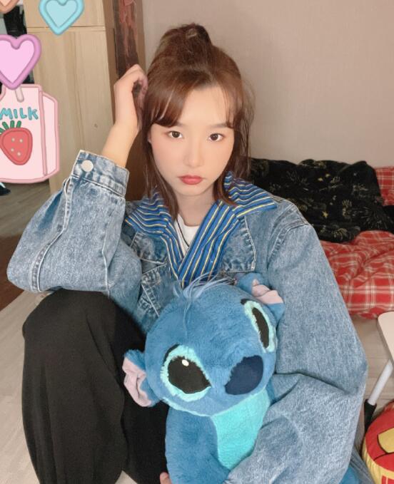 偶像是极限职业吗女团成员马玉灵表演中晕倒缓慢爬向后台呼救