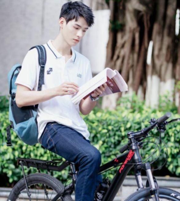 在龚俊高中阶段,电动车还未开始流行,学生大部分都是骑自行车上学