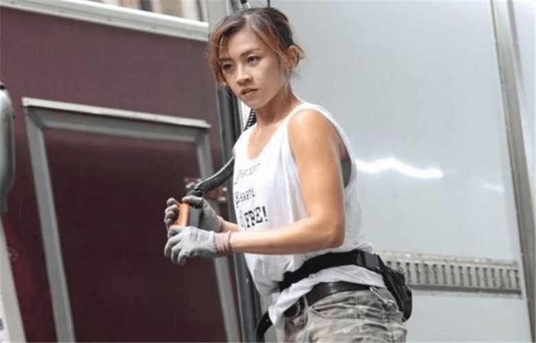 当年,香港"最美搬运工"被富二代娶回家,现今如何?