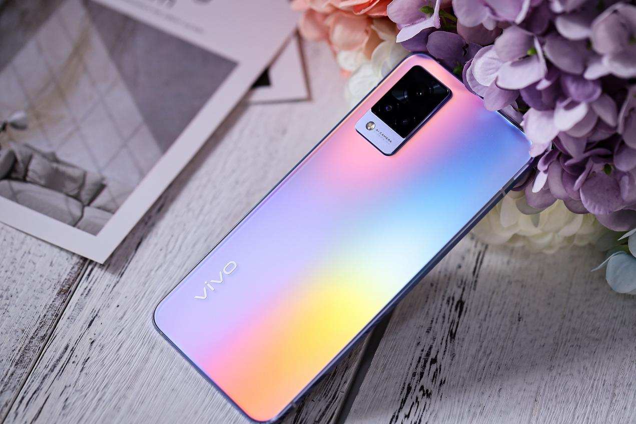 vivos9照片 手机,vivos9手机图片 vivos9成手机界设计之光九色渐变效果让后盖变得不一样