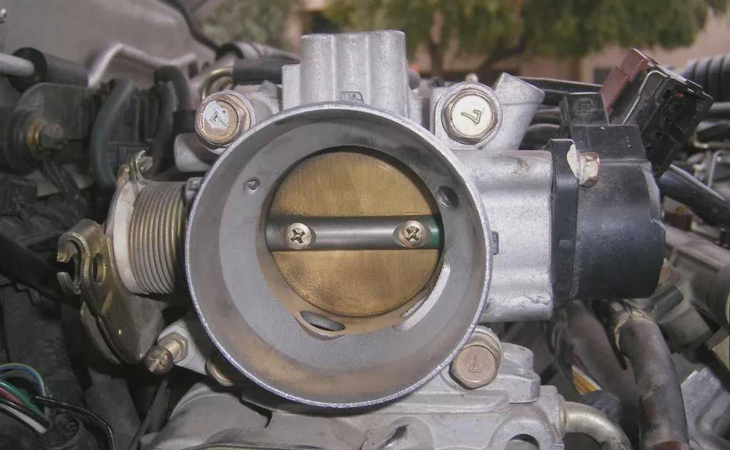 拉线式油门就是我们平时所说的拉线式节气门,油门踏板通过钢丝直接