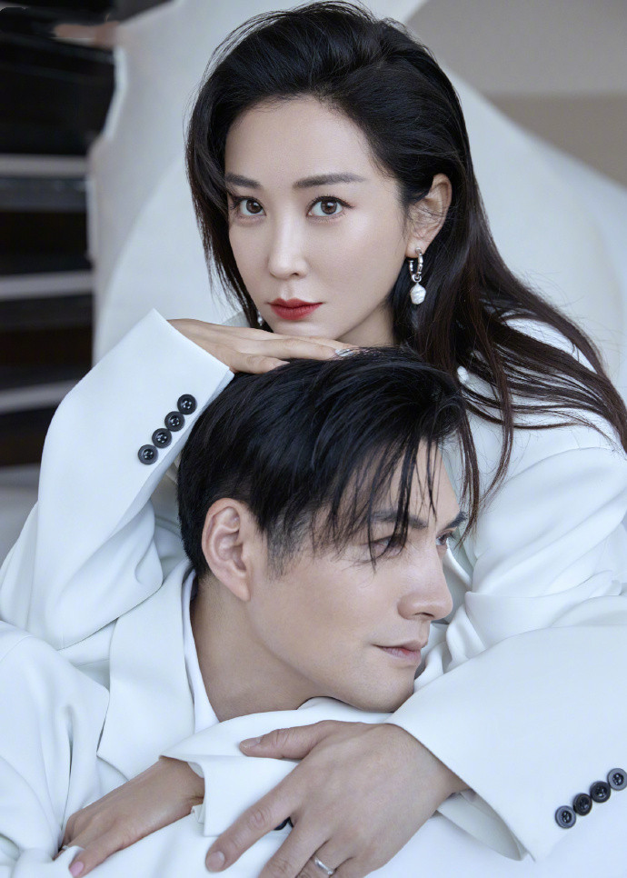 杜若溪严屹宽合体拍大片同穿白色西装秀恩爱杜若溪比老公还帅