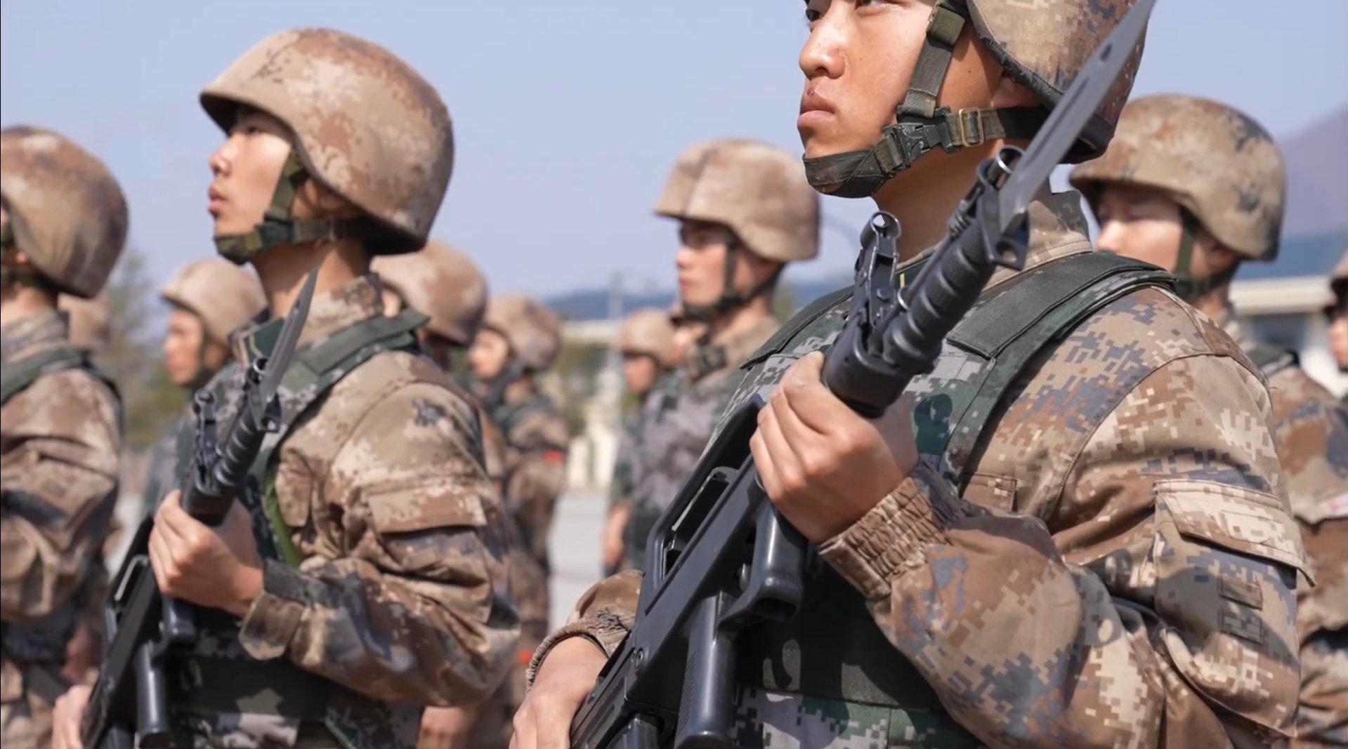 陆军新兵授枪仪式,接过钢枪士气高昂!