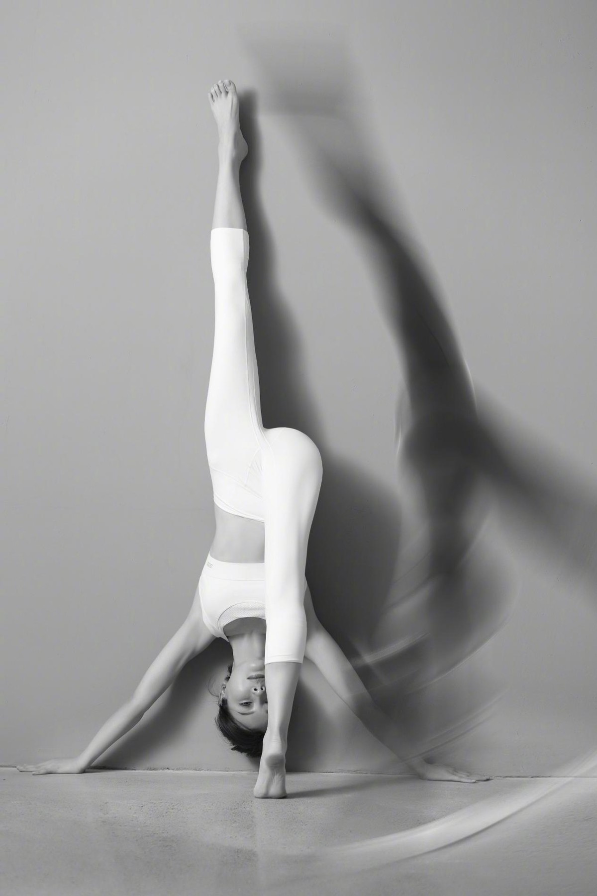 此前,陈数在社交平台晒出过一组自己做瑜伽的照片,她穿着白色健身服