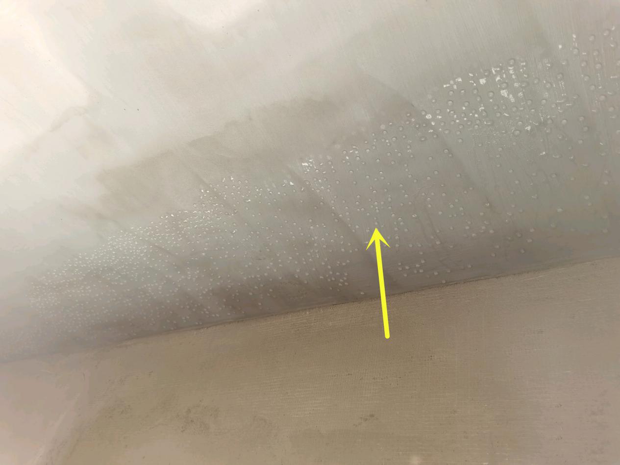 顶楼新房到手就出问题天花板结露又滴水找开发商重做防水保温