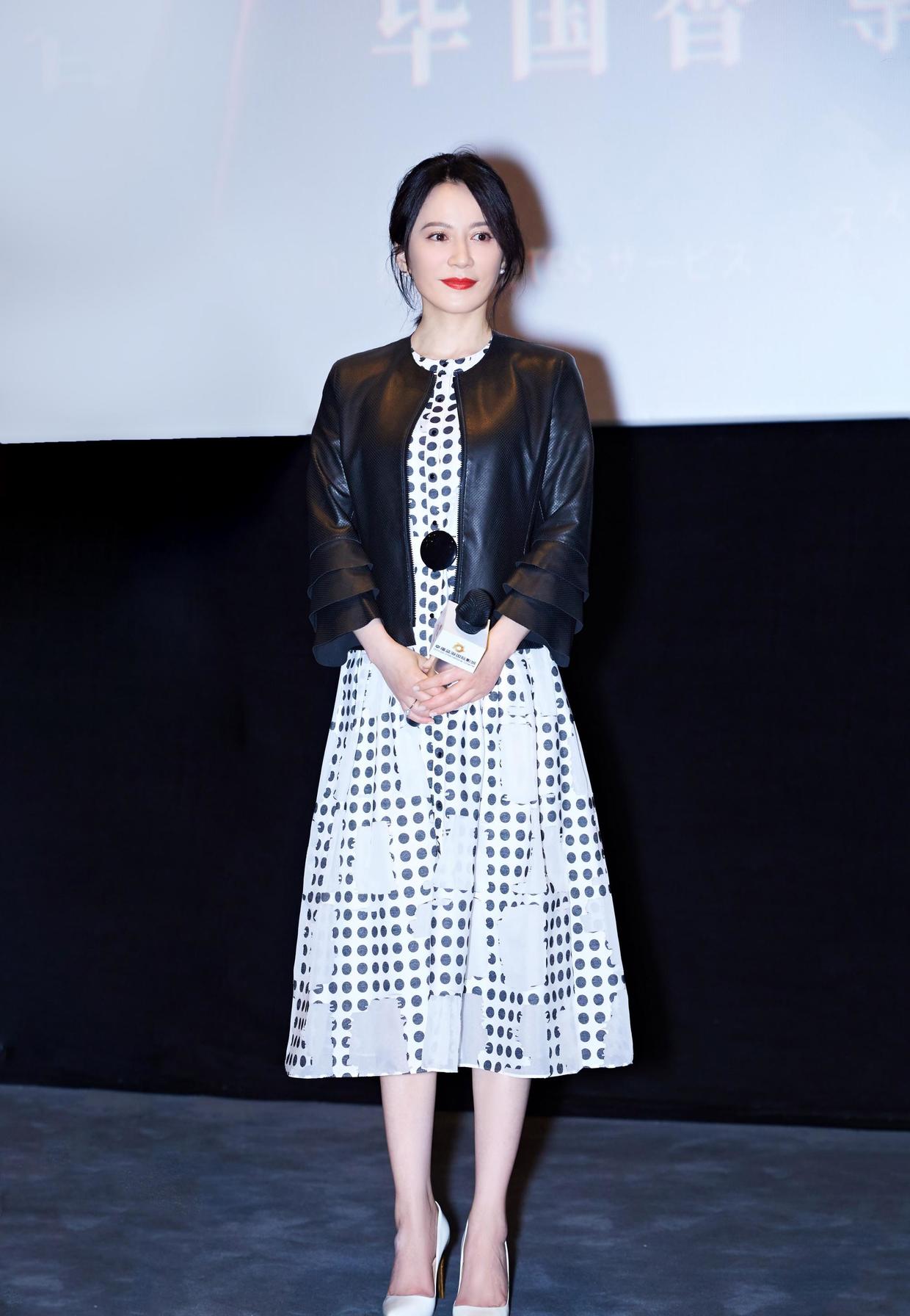 俞飞鸿真会装"嫩",穿粉色连衣裙显得年轻貌美,美出新高度!