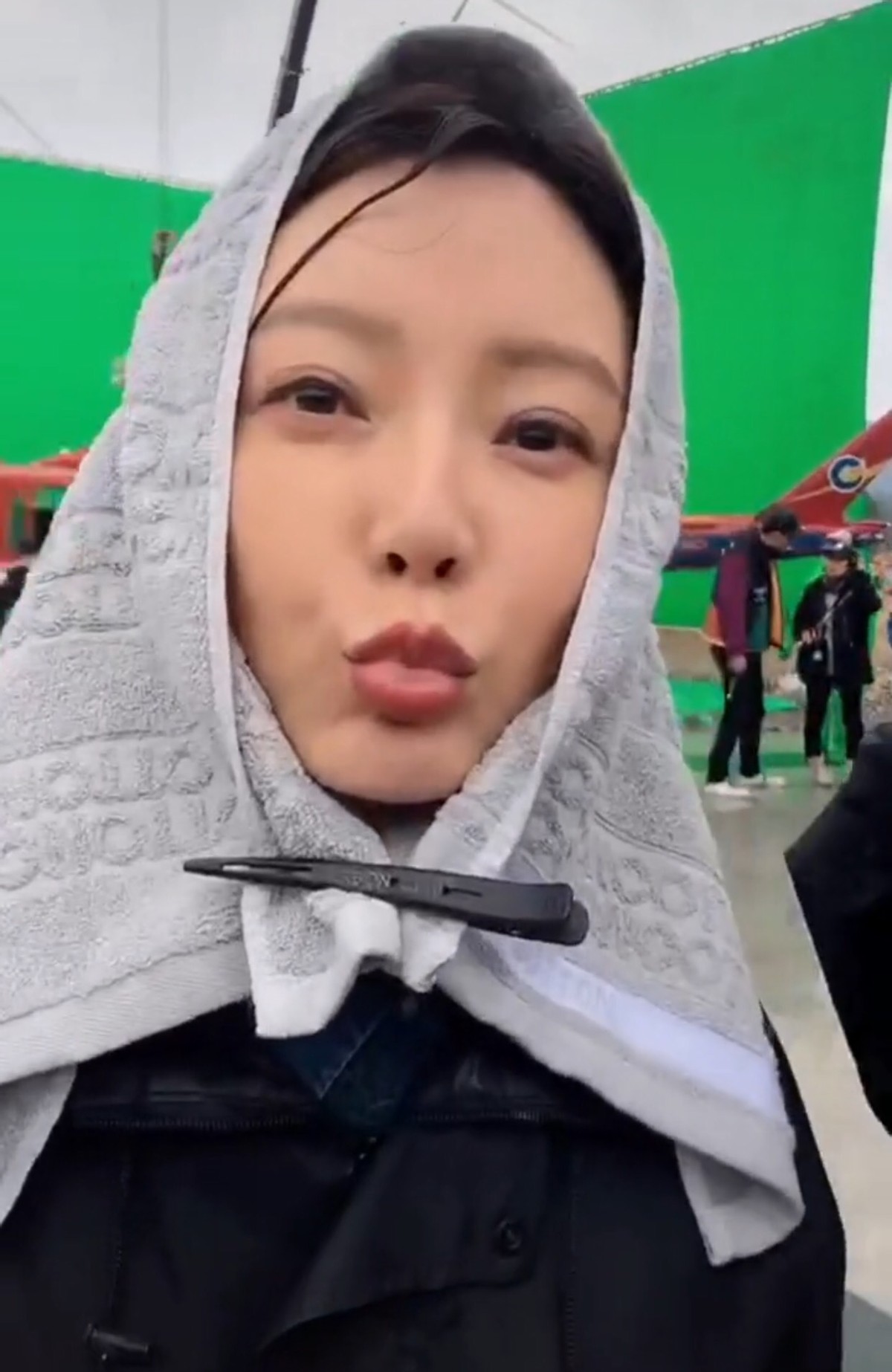 44岁陈数罕素颜露面头裹毛巾嘟嘴卖萌走路一摇一摆似大鹅