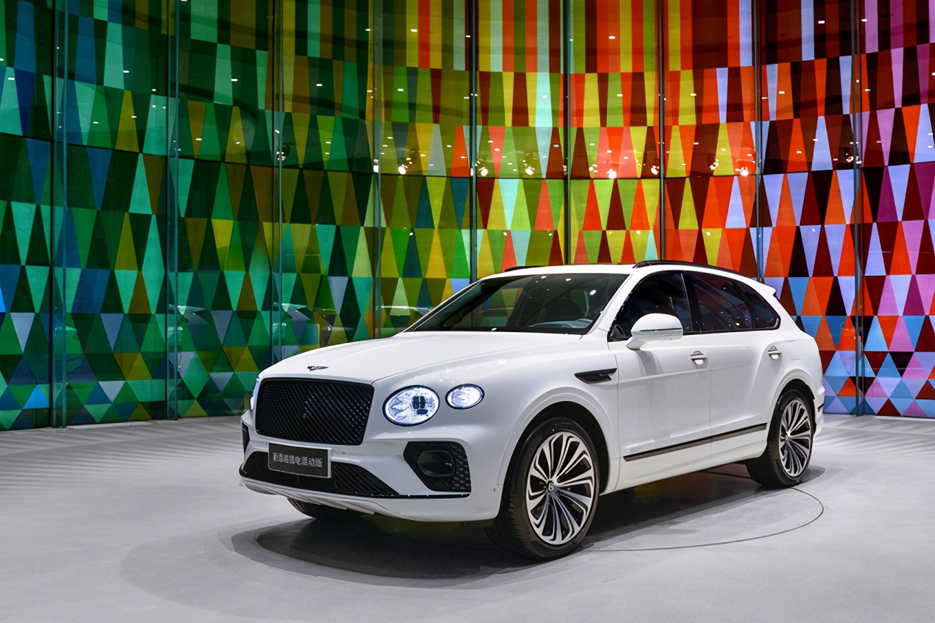 宾利新添越插电混动版55秒破百综合续航里程可达到863公里