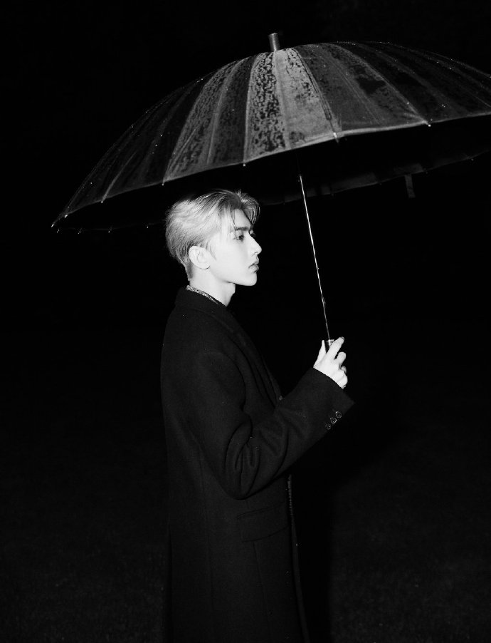 蔡徐坤灰色长款西装搭配银发造型尽显复古优雅的俊逸少年