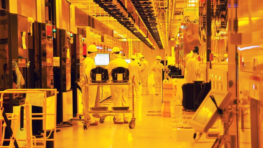 晶圆代工厂车间再者,芯片代工行业如今产能利用率已在极限,想扩张产能