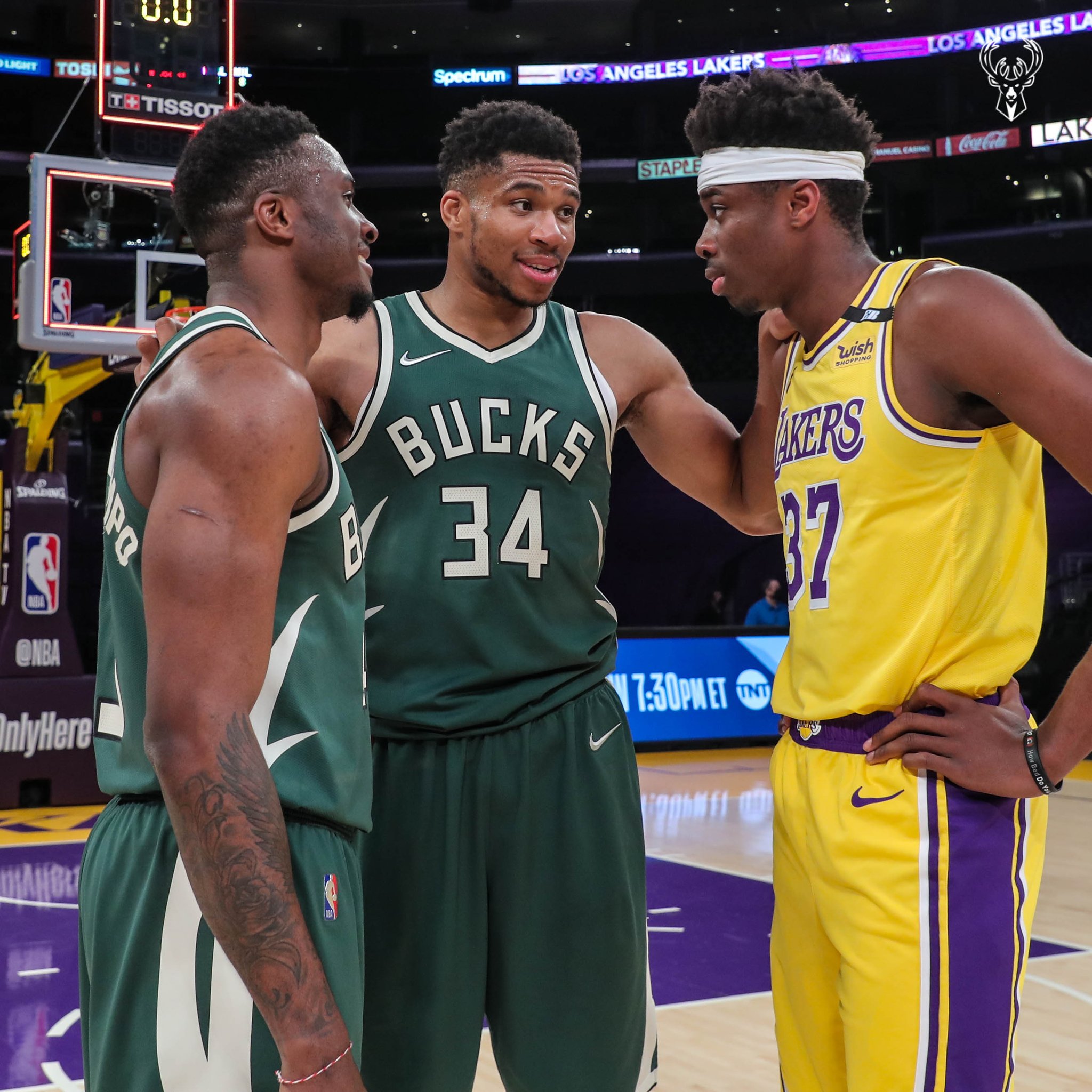 雄鹿官推晒阿德托昆博三兄弟合照:家人大于一切